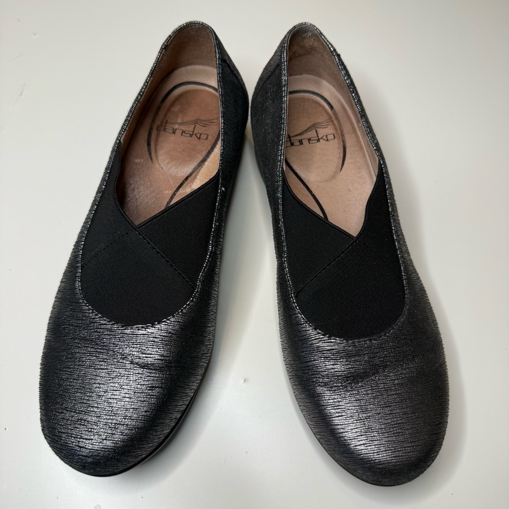 Dansko Ann Style Metallic Black Flats Size 37 EUC, only worn a couple times